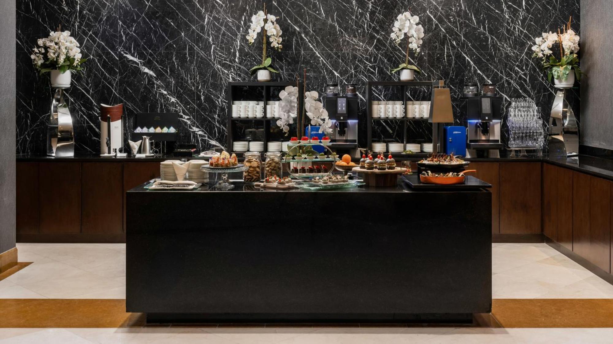 Intercontinental Kuala Lumpur By Ihg Exterior foto A buffet at a hotel