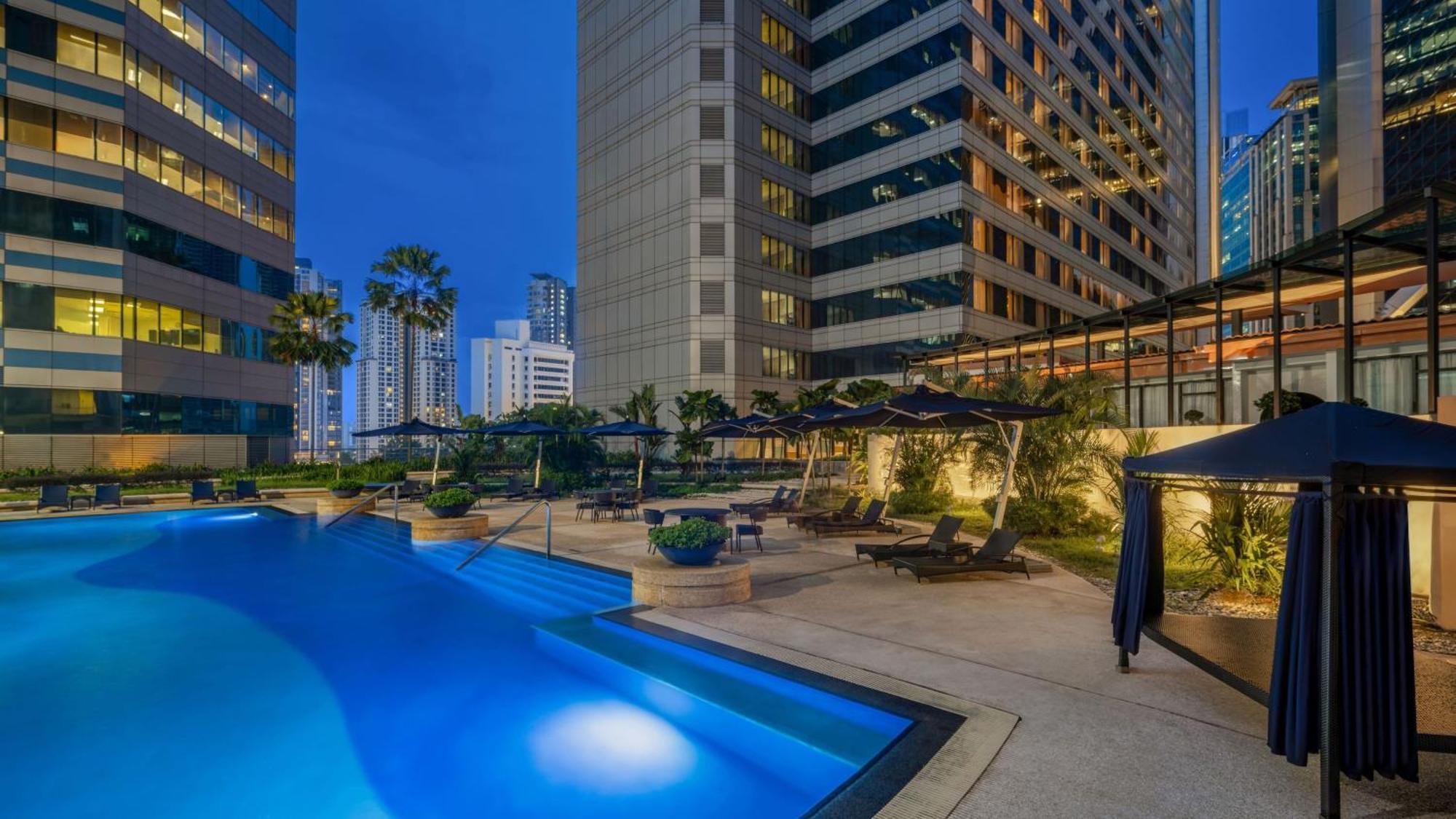 Intercontinental Kuala Lumpur By Ihg Exterior foto The swimming pool at the hotel