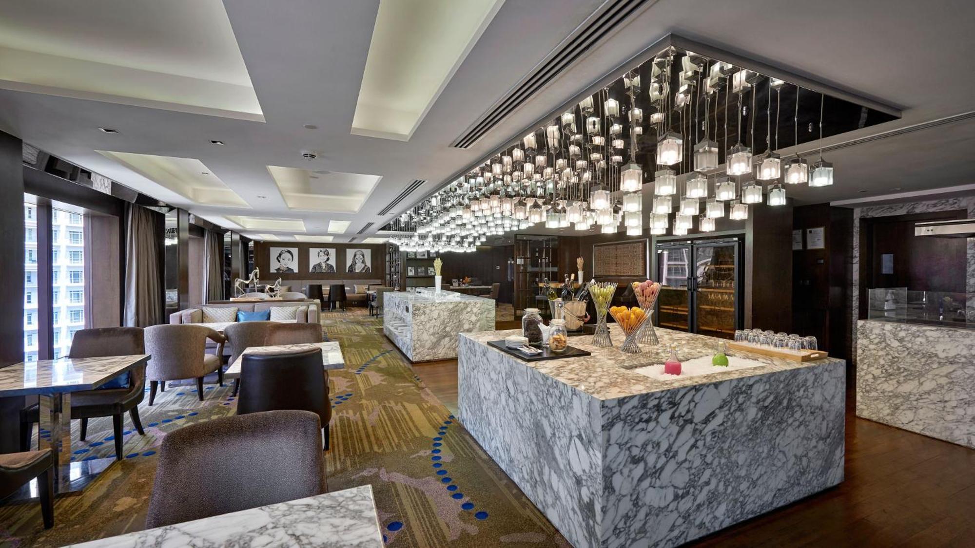 Intercontinental Kuala Lumpur By Ihg Exterior foto The Club lounge at Hong Kong International Airport