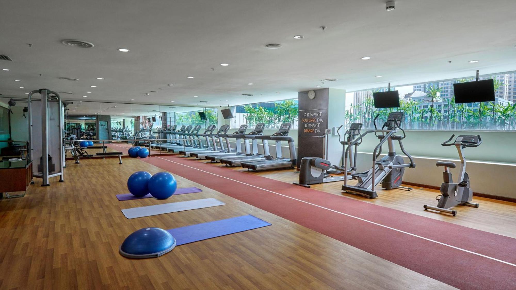 Intercontinental Kuala Lumpur By Ihg Exterior foto The gym at the hotel