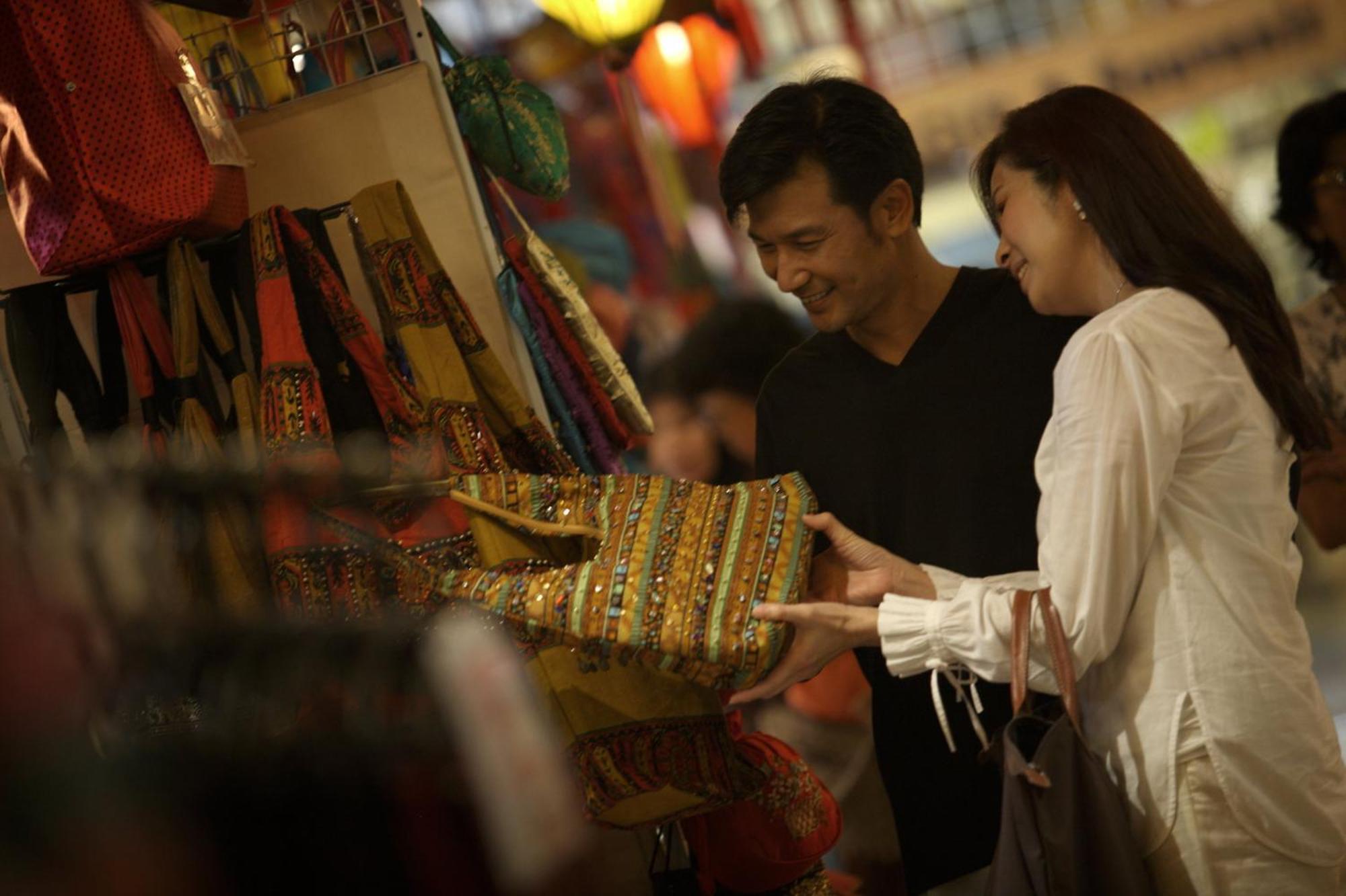 Intercontinental Kuala Lumpur By Ihg Exterior foto A couple shopping in the night market