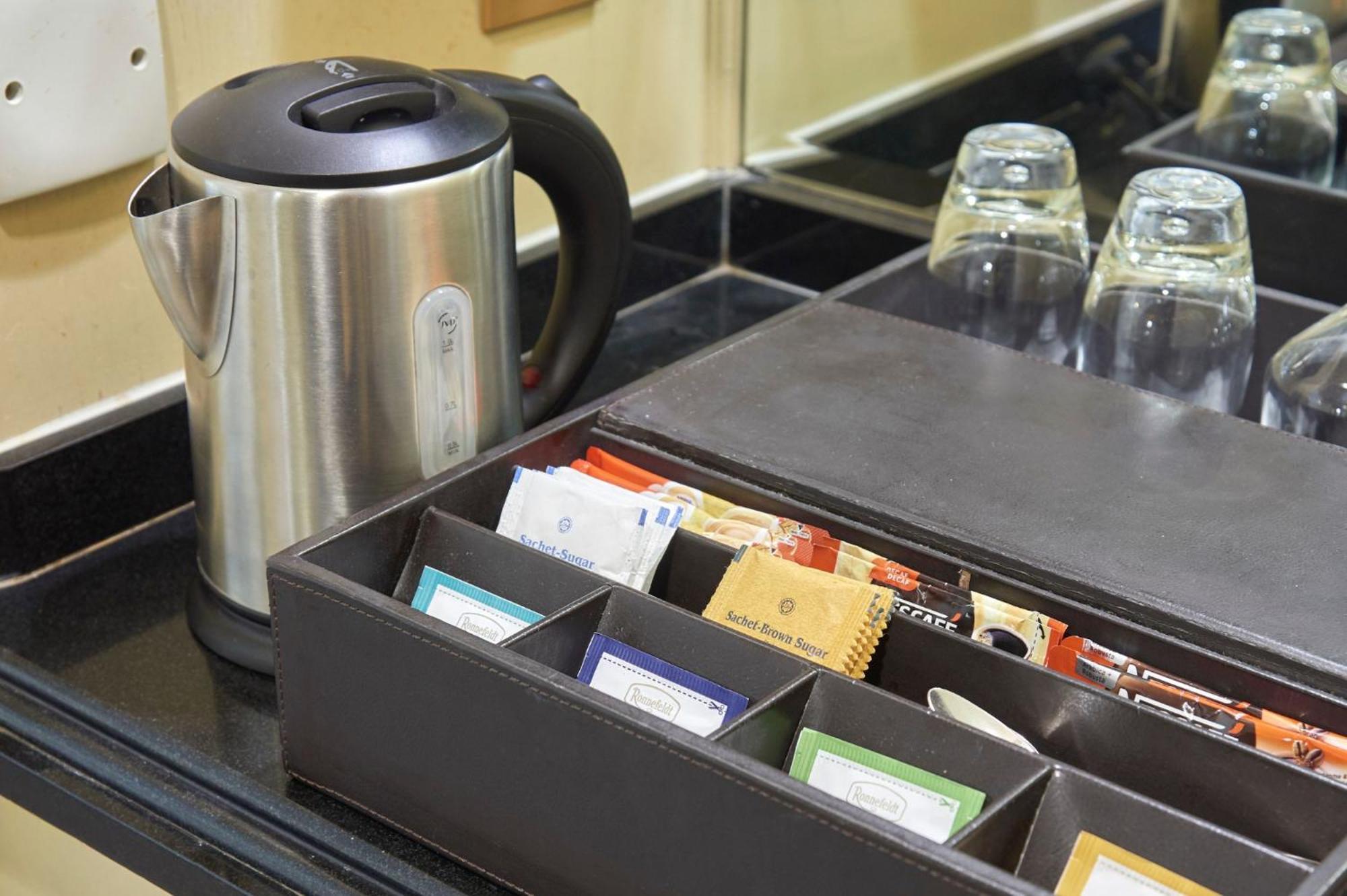 Intercontinental Kuala Lumpur By Ihg Exterior foto A kettle and tea tray in a hotel room