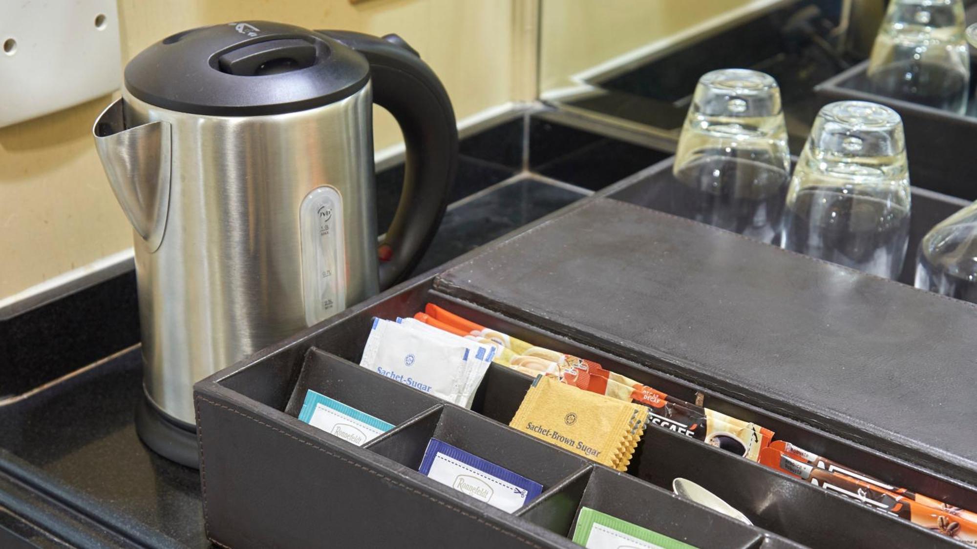 Intercontinental Kuala Lumpur By Ihg Exterior foto A tea and coffee tray in a hotel room
